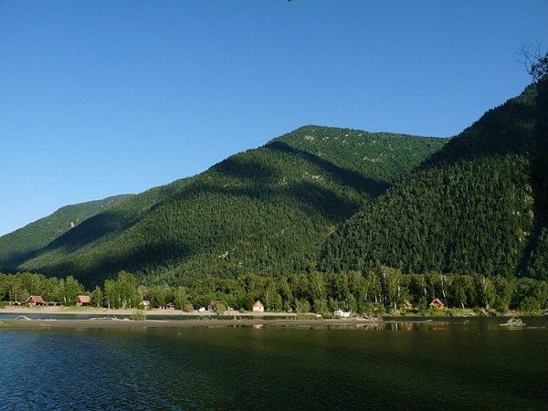 На юге Телецкого озера возвышается гора Алтын-Туу, или Золотая Гора