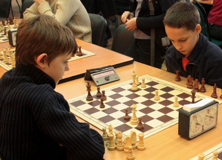 В Горно-Алтайске на черно-белом поле проводился турнир по шахматам
