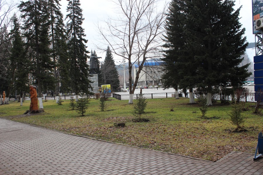Озеленение Горно-Алтайска не прекращается даже осенью